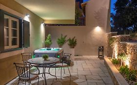 Teona Luxury Studio Apartment With Jacuzzi And Garden View