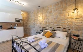 Teona Luxury Studio Apartment With Jacuzzi And Garden View